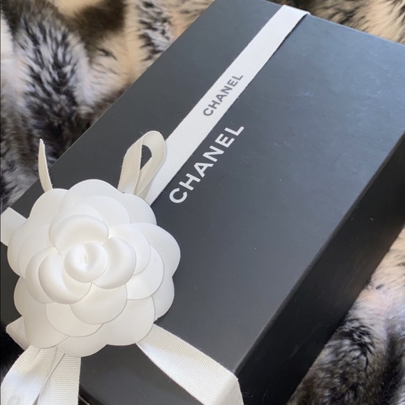 ❗️SOLD❗️Chanel Ivory shearling earmuffs BNWT - Picture 10 of 10